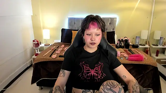 Saskia Vellour online show from 2, 12, 2025