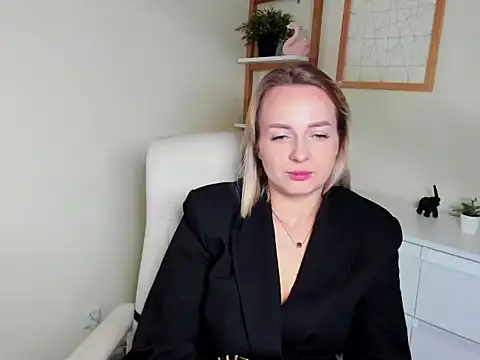 Snapshot of Karenblond chatting on 2, 12, 2025 Karenblond online show from 2, 12, 2025