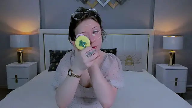 YONA WINK online show from 13, 4, 2026