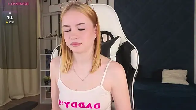 shinyluna1 online show from 2, 12, 2025