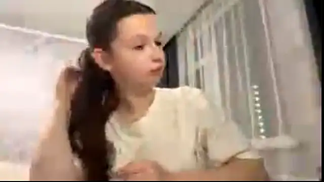 Snapshot of EllieBerrie chatting on 2, 12, 2025 EllieBerrie online show from 2, 12, 2025