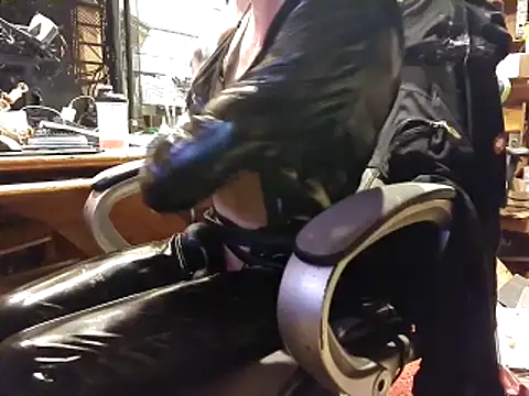 Snapshot of laaralatexxa_BDSM chatting on 5, 3, 2026 laaralatexxa BDSM online show from 5, 3, 2026