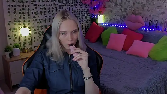 Snapshot of Gina_Gina_love chatting on 10, 5, 2026 Gina Gina love online show from 10, 5, 2026