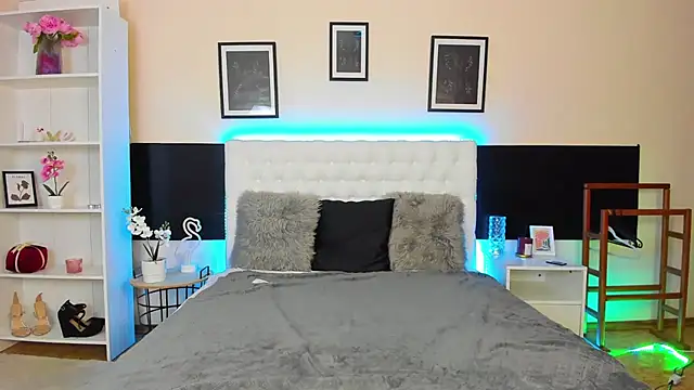 KiraNeeww online show from 4, 3, 2026