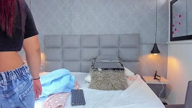 emilyy r online show from 8, 4, 2026