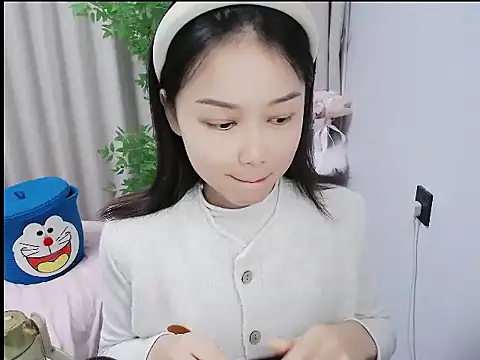 Snapshot of mili923 chatting on 19, 12, 2025 mili923 online show from 19, 12, 2025