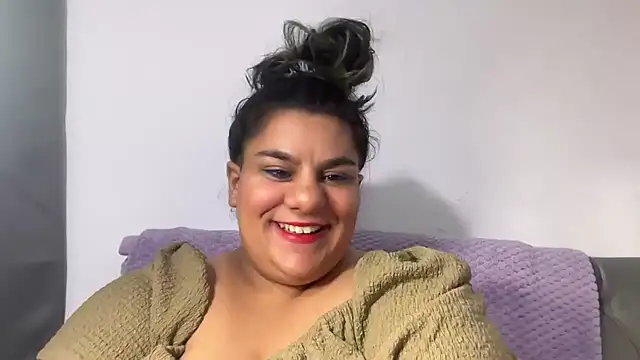Snapshot of YoungCurvyLeah chatting on 1, 8, 2026 YoungCurvyLeah online show from 1, 8, 2026
