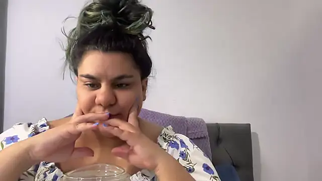 Snapshot of YoungCurvyLeah chatting on 1, 8, 2026 YoungCurvyLeah online show from 1, 8, 2026