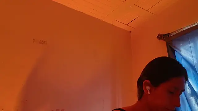 Snapshot of MoonLipsON- chatting on 8, 5, 2026 MoonLipsON- online show from 8, 5, 2026