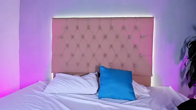 EmmaLawrence  online show from 12, 1, 2026