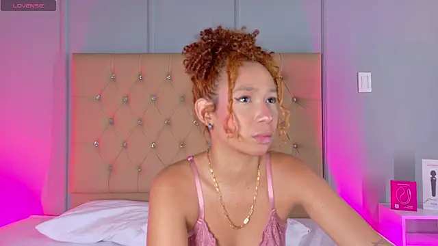 EmmaLawrence  online show from 15, 4, 2026