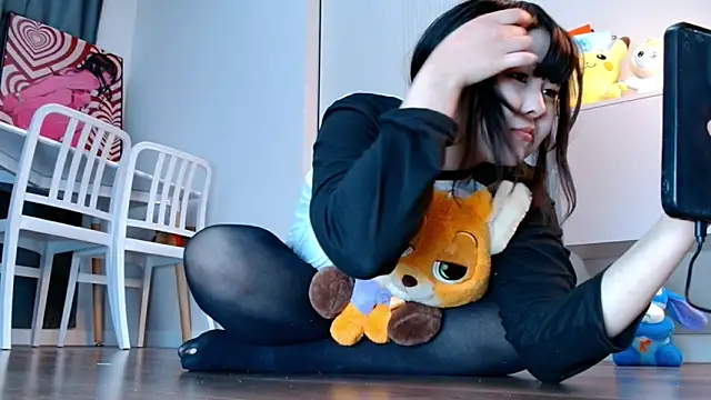 minji snow online show from 18, 4, 2026