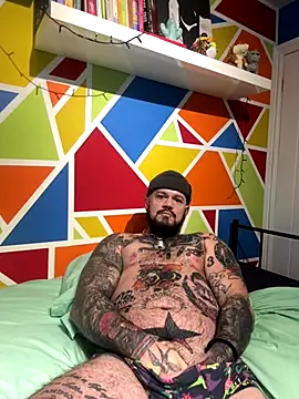 Snapshot of trans_man_and_his_dom chatting on 17, 12, 2025 trans man and his dom online show from 17, 12, 2025