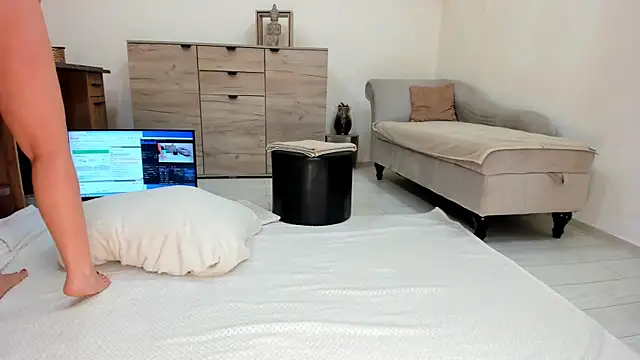 classy medea online show from 21, 4, 2026