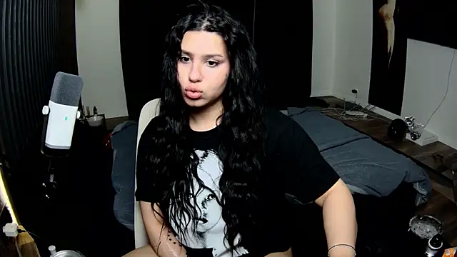 Nicole Pars online show from 5, 3, 2026