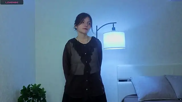 NyraVesperis online show from 6, 4, 2026