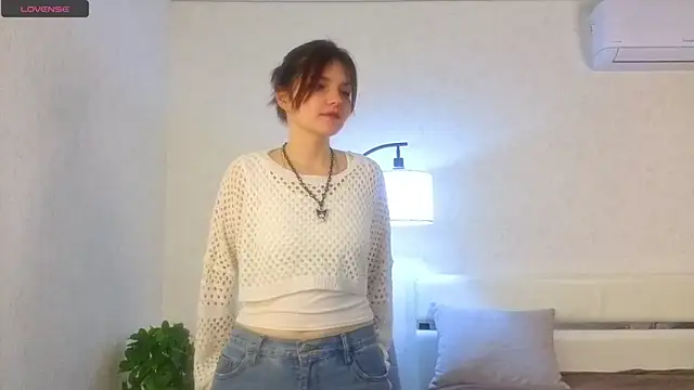 NyraVesperis online show from 15, 4, 2026