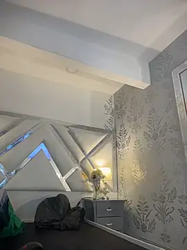 Annyhathatway online show from 6, 4, 2026