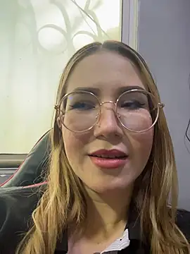 Annyhathatway online show from 2, 4, 2026