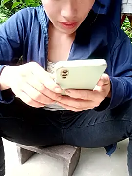 Snapshot of little-effy chatting on 8, 6, 2026 little-effy online show from 8, 6, 2026