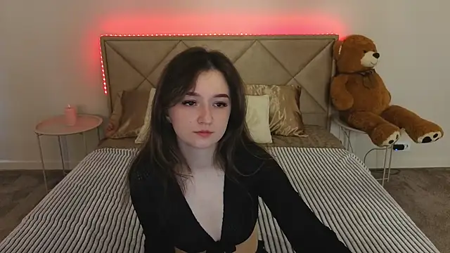 CyrenaLuxe online show from 16, 4, 2026