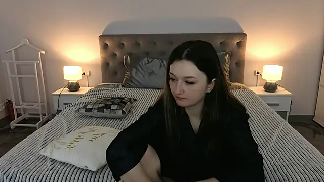 CyrenaLuxe online show from 9, 4, 2026