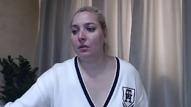 Snapshot of sweetpussy13 chatting on 19, 5, 2026 sweetpussy13 online show from 19, 5, 2026