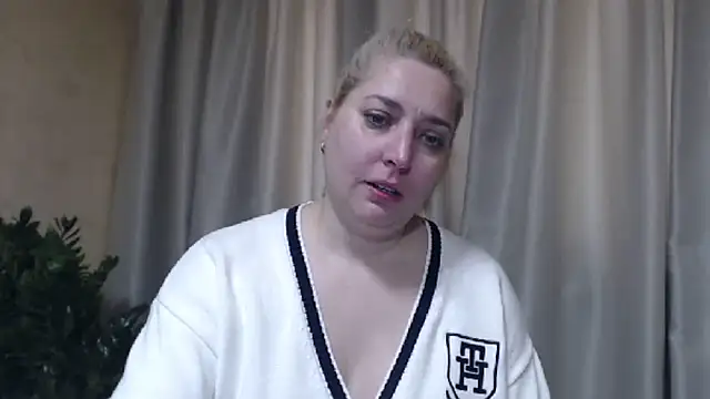 Snapshot of sweetpussy13 chatting on 24, 4, 2026 sweetpussy13 online show from 24, 4, 2026