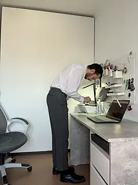 Lovebackground online show from 6, 3, 2026