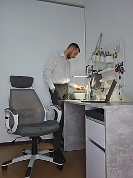 Lovebackground online show from 27, 11, 2025