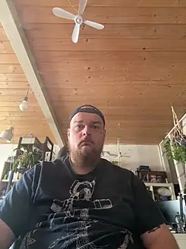 Snapshot of YoursxTruly chatting on 4, 5, 2026 YoursxTruly online show from 4, 5, 2026