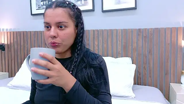 Mia Bellefort online show from 5, 3, 2026