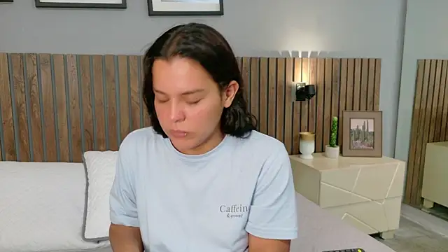 Mia Bellefort online show from 15, 4, 2026