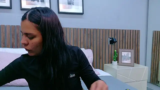 Mia Bellefort online show from 27, 3, 2026