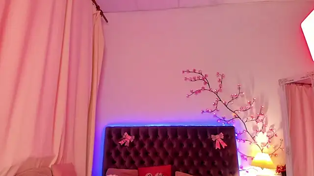 MilanaHotts online show from 12, 4, 2026