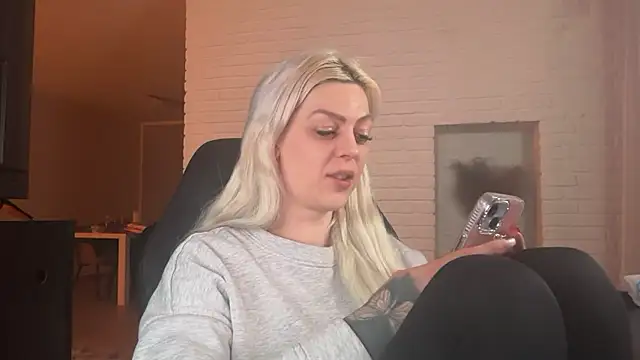 Snapshot of Melina_Diamond chatting on 11, 1, 2026 Melina Diamond online show from 11, 1, 2026