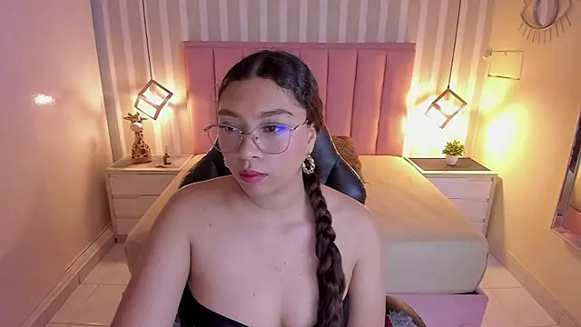 Snapshot of angelinemore chatting on 7, 3, 2026 angelinemore online show from 7, 3, 2026