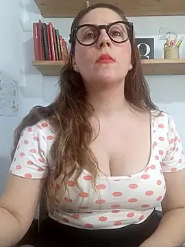 Snapshot of SofiEsteves chatting on 6, 5, 2026 SofiEsteves online show from 6, 5, 2026