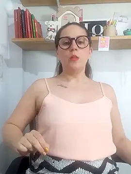 Snapshot of SofiEsteves chatting on 4, 5, 2026 SofiEsteves online show from 4, 5, 2026