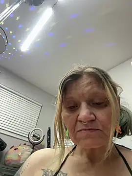 Snapshot of lindzybella chatting on 10, 5, 2026 lindzybella online show from 10, 5, 2026