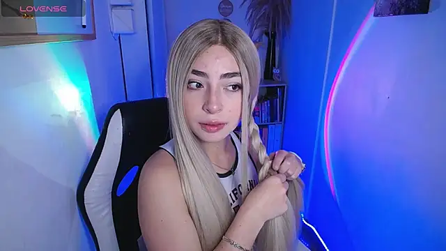 Snapshot of channel_blondee chatting on 14, 4, 2026 channel blondee online show from 14, 4, 2026