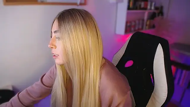 Snapshot of channel_blondee chatting on 7, 5, 2026 channel blondee online show from 7, 5, 2026