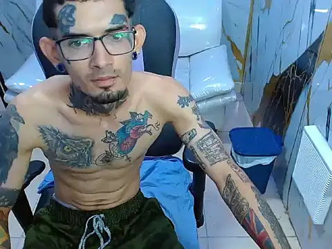 Snapshot of Boy_tatto77 chatting on 15, 5, 2026 Boy tatto77 online show from 15, 5, 2026