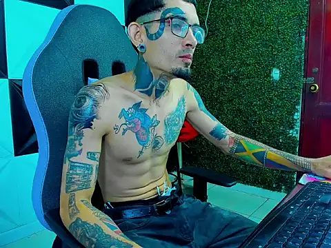 Snapshot of Boy_tatto77 chatting on 27, 5, 2026 Boy tatto77 online show from 27, 5, 2026