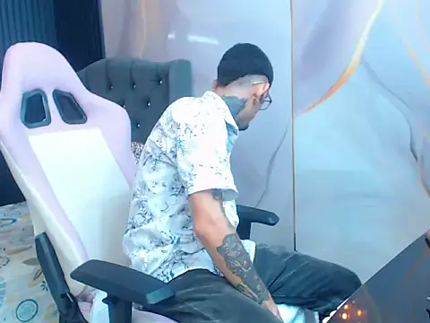 Snapshot of Boy_tatto77 chatting on 7, 5, 2026 Boy tatto77 online show from 7, 5, 2026