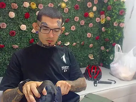 Snapshot of Boy_tatto77 chatting on 8, 7, 2026 Boy tatto77 online show from 8, 7, 2026