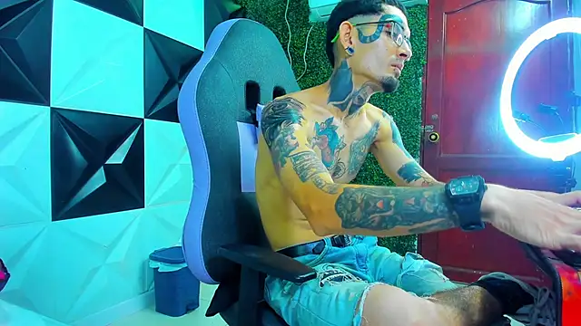 Snapshot of Boy_tatto77 chatting on 24, 5, 2026 Boy tatto77 online show from 24, 5, 2026