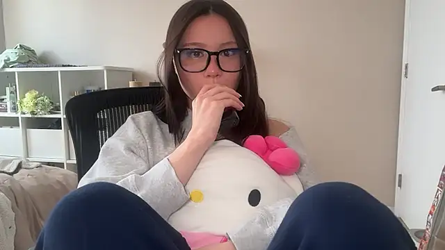 Snapshot of luvvivii chatting on 28, 4, 2026 luvvivii online show from 28, 4, 2026