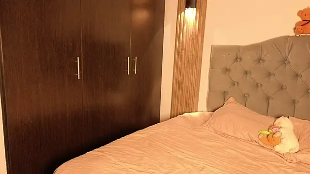 cute emmma online show from 17, 4, 2026