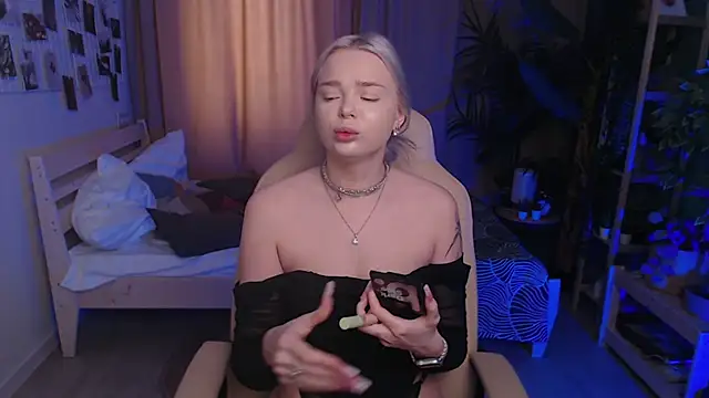 Leslie Caronn online show from 9, 3, 2026